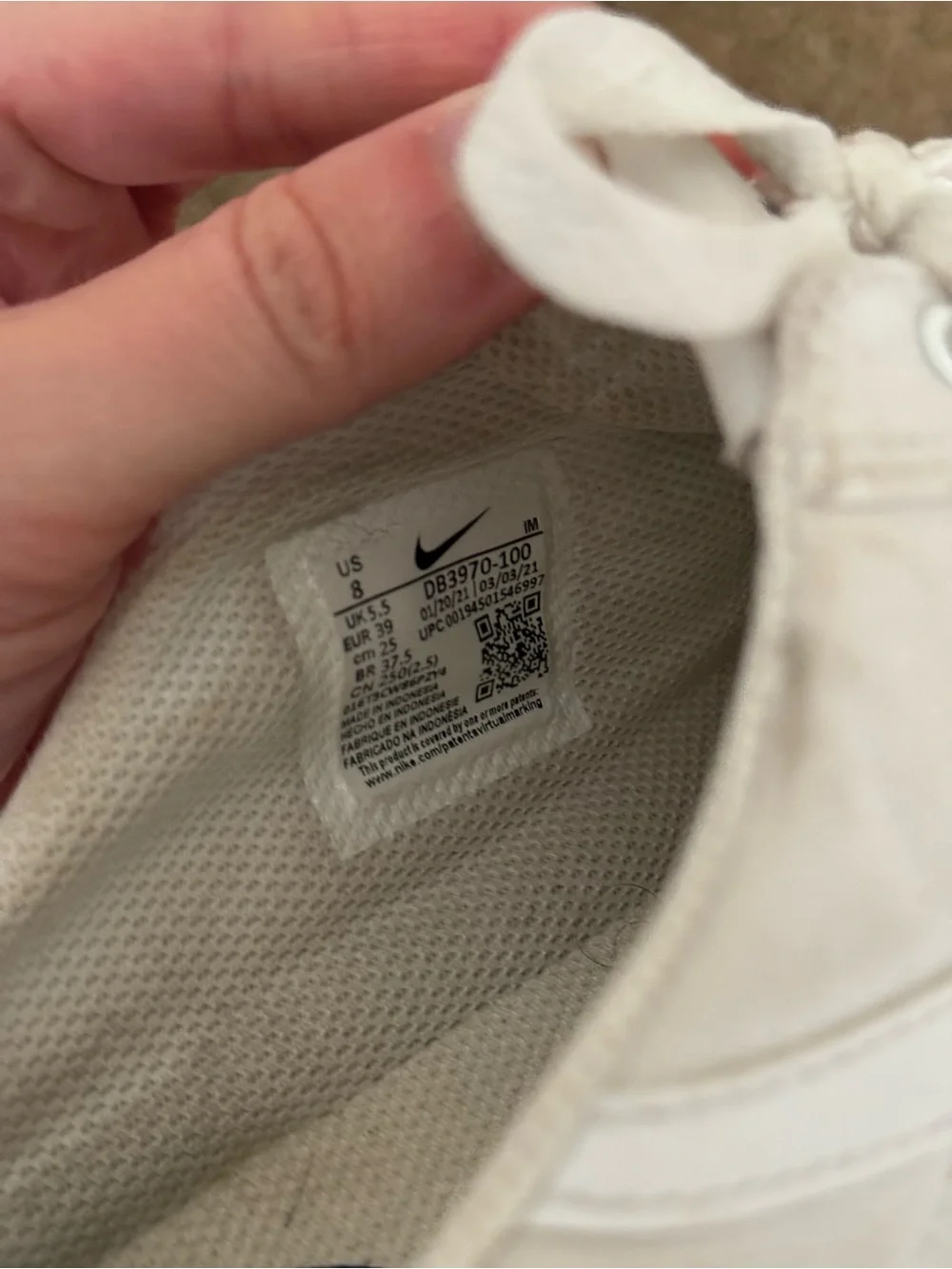 Nike Women’s White Canvas slip-on Sneakers